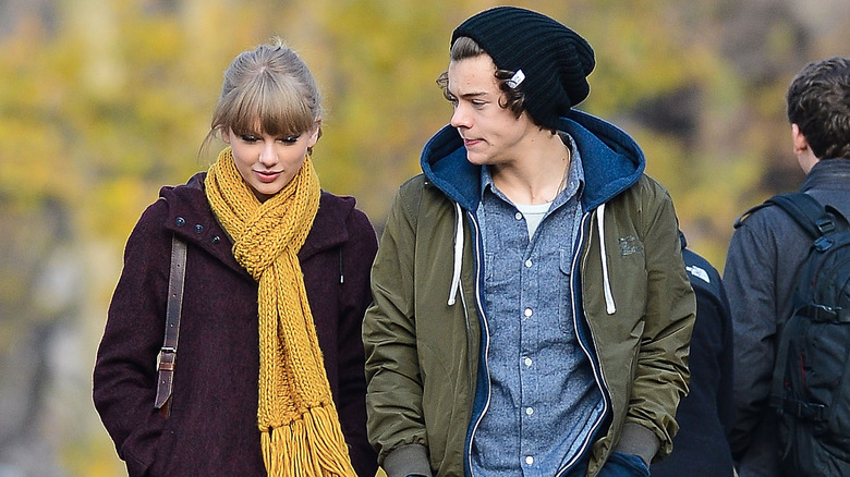 Taylor Swift e Harry Styles camminano in abiti invernali