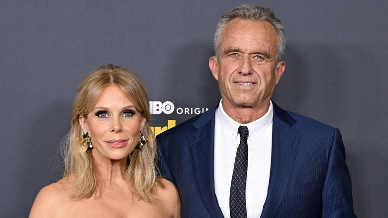 RFK Jr. e Cheryl Hines sorridono