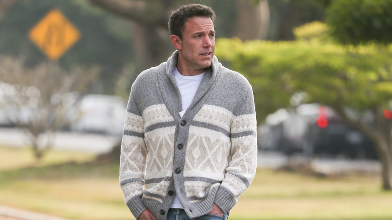 Ben Affleck indossa un maglione abbottonato 