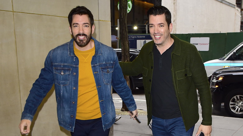 I Property Brothers camminano per strada