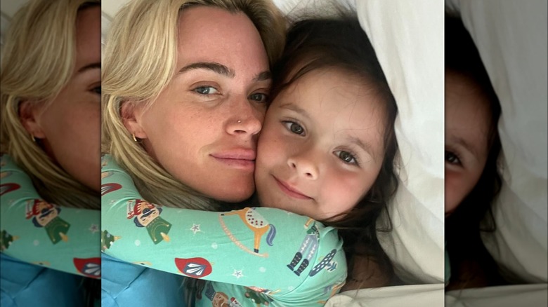 Teddi Mellencamp abbraccia la figlia Dove