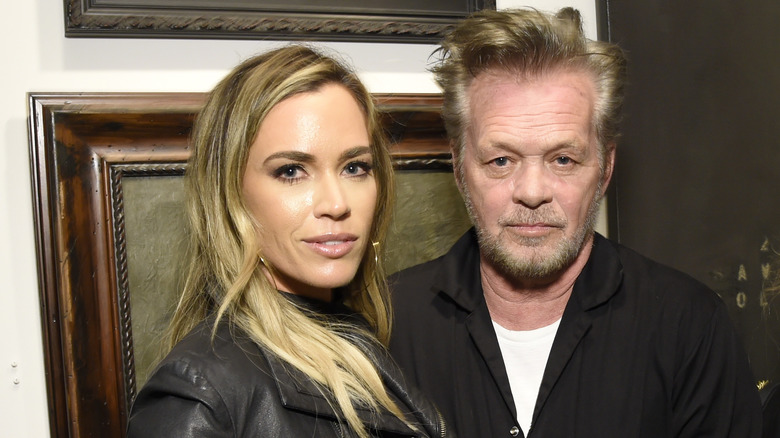 Teddi Mellencamp e John Mellencamp vestiti di nero