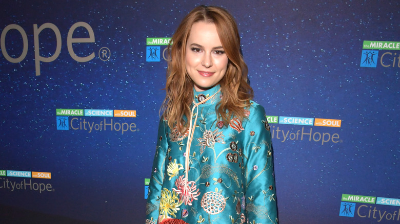 Bridgit Mendler sorride