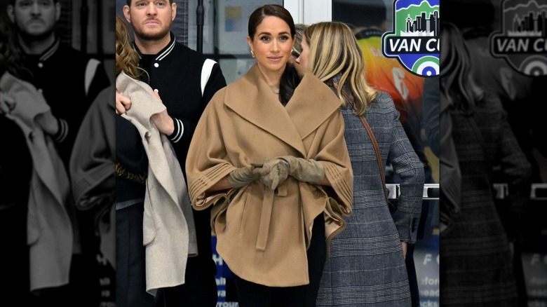 Meghan Markle indossa un enorme cappotto