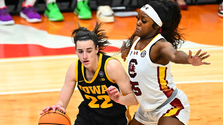 Caitlin Clark e Raven Johnson sul campo da basket