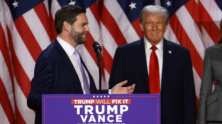 JD Vance e Donald Trump sorridono sul palco