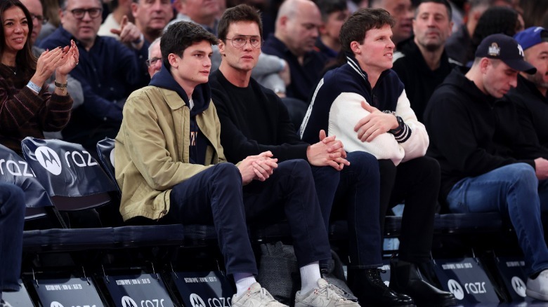 Tom Brady e Jack Brady seduti a bordo campo durante la partita dei Knicks