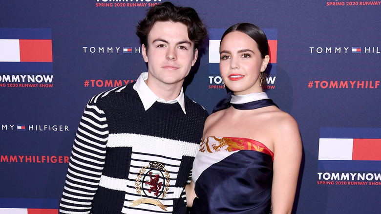 Blake Richardson posa sul tappeto rosso con Bailee Madison all'evento Tommy Hilfiger