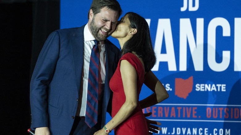 JD Vance riceve un bacio sulla guancia da Usha Vance durante una manifestazione