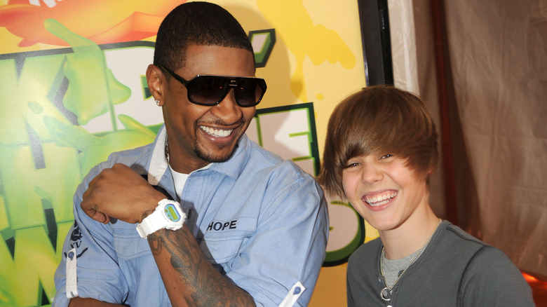 Usher e Justin Bieber sorridono