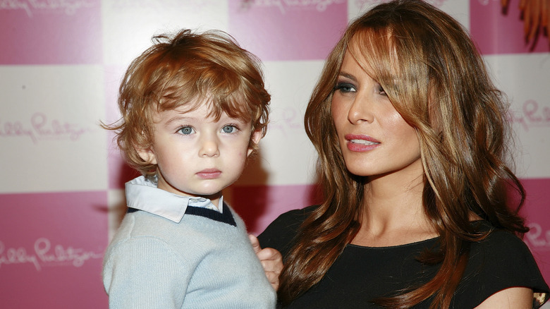 Melania Trump tiene in braccio il piccolo Barron Trump