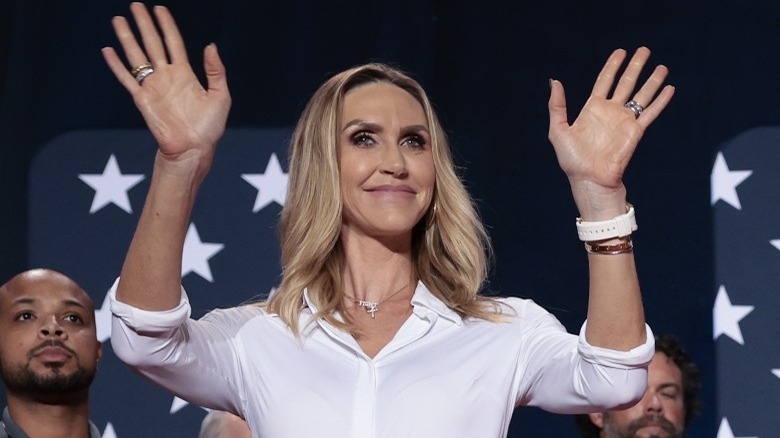 Lara Trump saluta sul palco dopo aver parlato a un evento a Fayetteville, Carolina del Nord (2024)