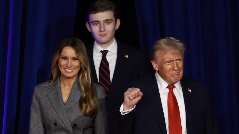 Melania Trump, Barron Trump e Donald Trump sul palco la notte delle elezioni 2024