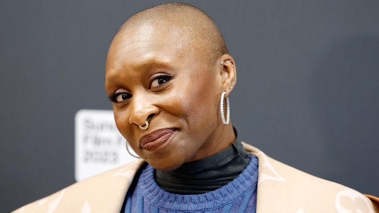 Cynthia Erivo indossa numerosi orecchini d'argento e posa al Sundance Film Festival.