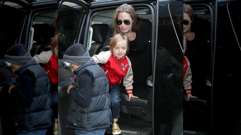 Knox Jolie-Pitt scende da un'auto