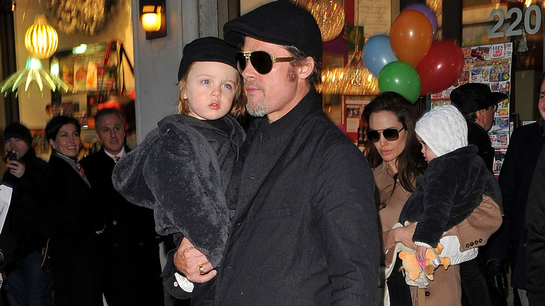 Brad Pitt tiene in braccio Knox Jolie-Pitt