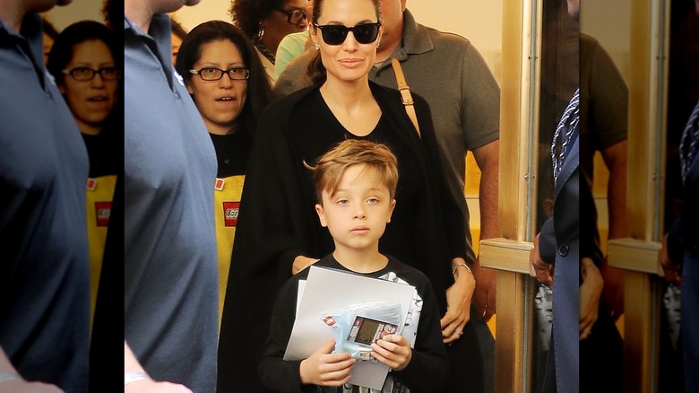 Knox Jolie-Pitt in piedi davanti a mamma Angelina Jolie