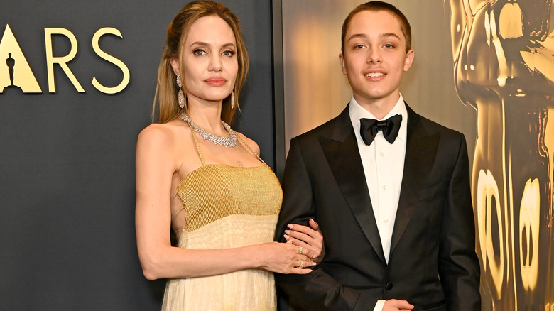 Angelina Jolie e Knox Jolie-Pitt in posa