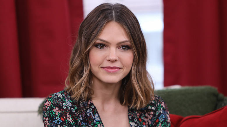 Aimeé Teegarden viene intervistato 