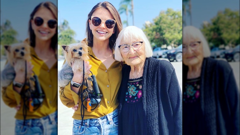 Aimeé Teegarden posa con il suo cane Gizmo e la nonna Verla Brining.