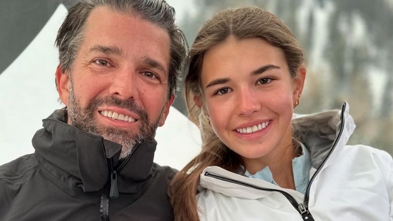 Donald Trumnp Jr. posa con sua figlia Kai Trump su uno skilift