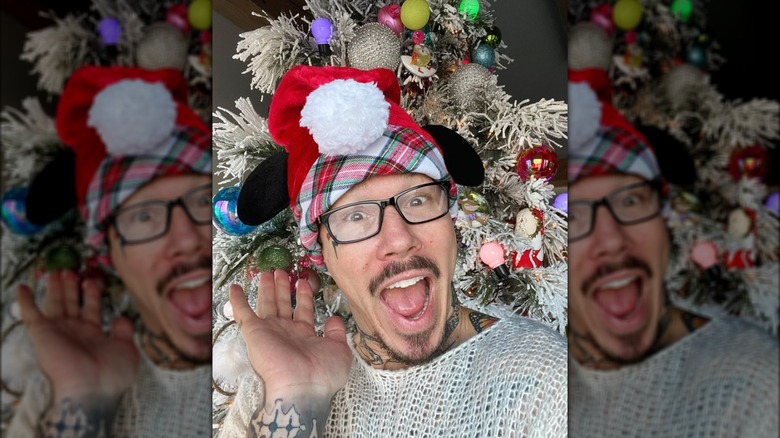 David Bromstad posa per un selfie giocoso con il suo albero di Natale.