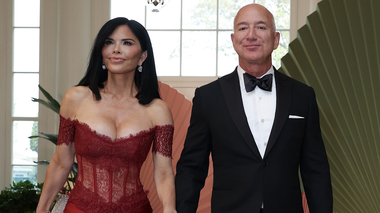 Jeff Bezos e Lauren Sanchez, entrambi sorridenti