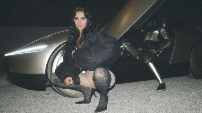 Kim Kardashian con un robot Optimus accanto a un Tesla Cybercab