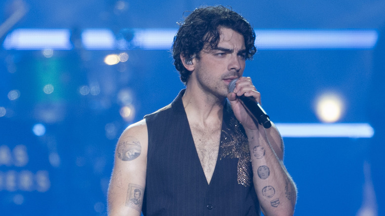 Joe Jonas canta sul palco