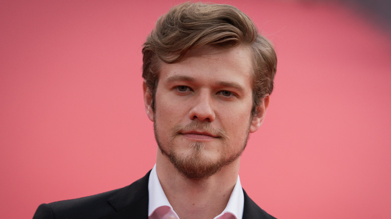 Lucas Till posa su un tappeto rosso