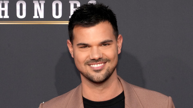 Taylor Lautner in posa ad un evento