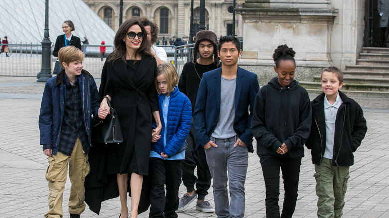 Angelina Jolie e i suoi figli lasciano il museo del Louvre