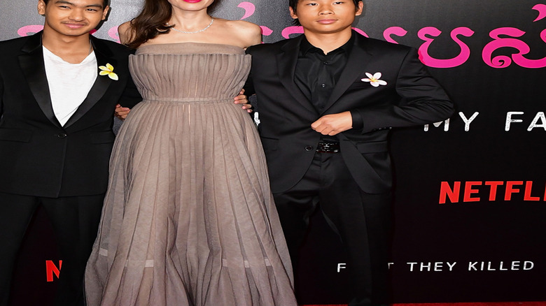 Pax, Maddox e Angelina Jolie posano insieme alla premiere di 'First They Killed My Father'