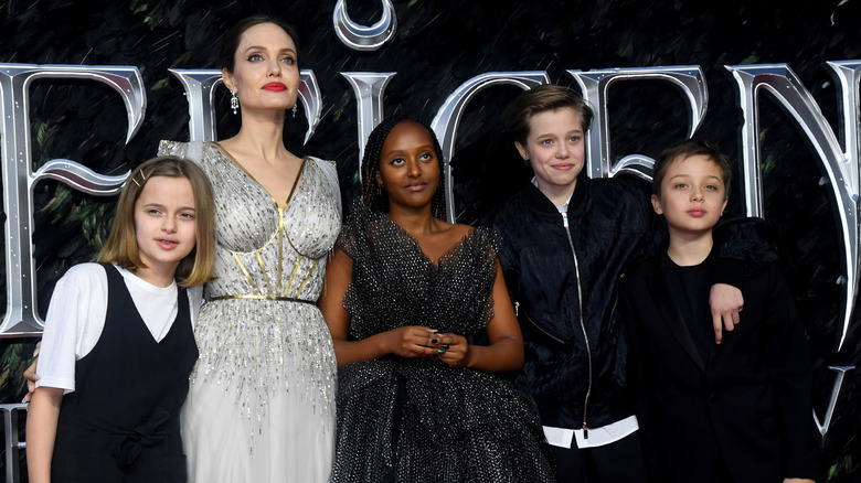 Angelina Jolie con Shiloh, Knox, Vivienne e Zahara sul tappeto rosso