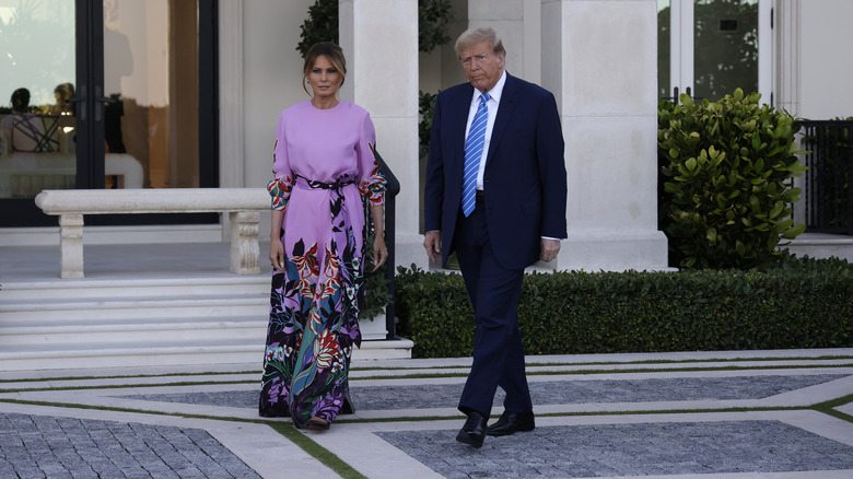 Tuta floreale rosa di Melania Trump