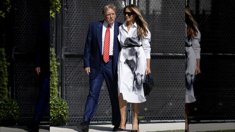 Cravatta rossa di Donald Trump, abito chemisier bianco di Melania Trump