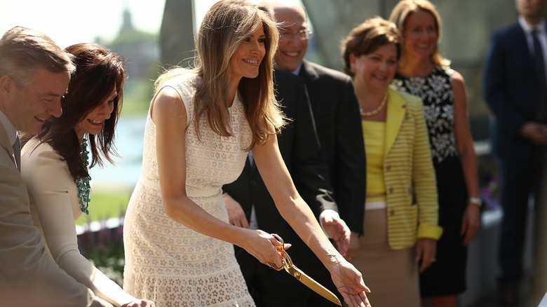 Abito con occhielli bianchi di Melania Trump