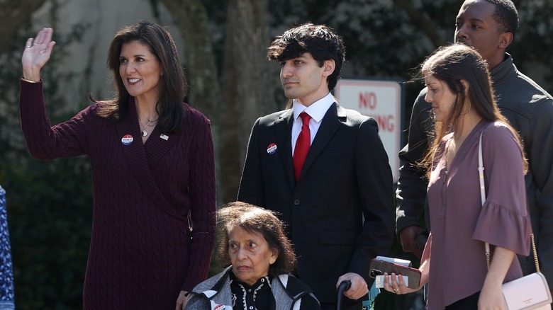 Nikki Haley saluta con la famiglia