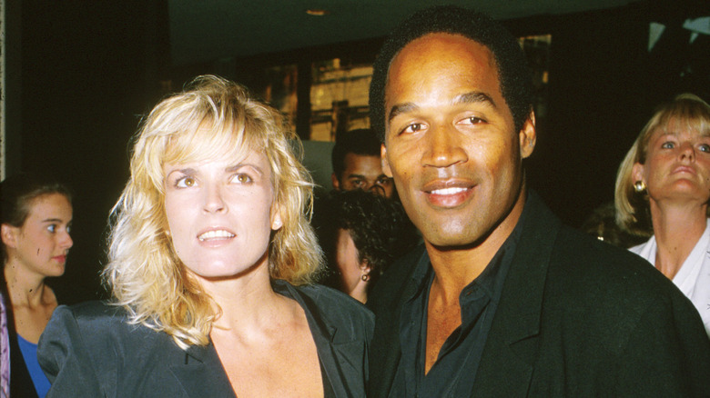 Nicole Brown Simpson alza lo sguardo, OJ Simpson sorride