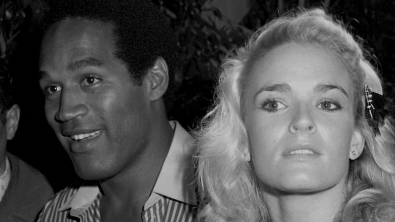 Nicole Brown Simpson distoglie lo sguardo da OJ Simpson