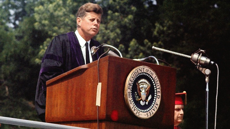 Il presidente John F Kennedy pronuncia il discorso sulla Pax Americana