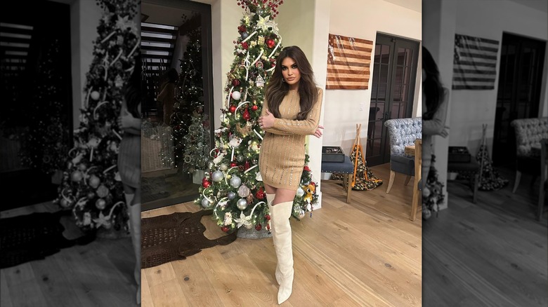 Kimberly Guilfoyle posa davanti all'albero di Natale