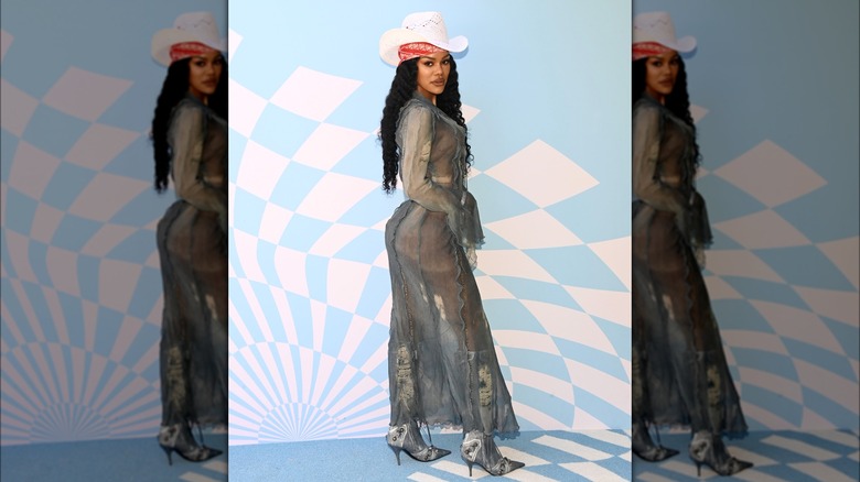 Teyana Taylor indossa un abito trasparente e un cappello da cowboy al Coachella.