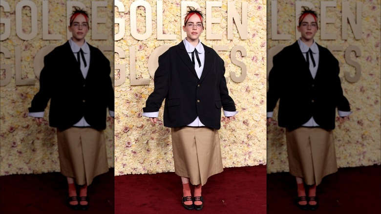 Billie Eilish indossa un blazer gigante e una gonna ampia.