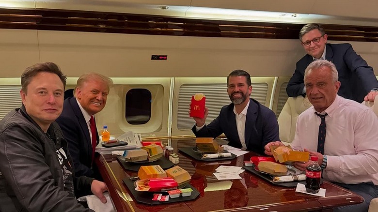 Elon Musk, Donald Trump, Donald Trump Jr., Mike Johnson e RFK Jr. mangiano McDonald's su un jet privato