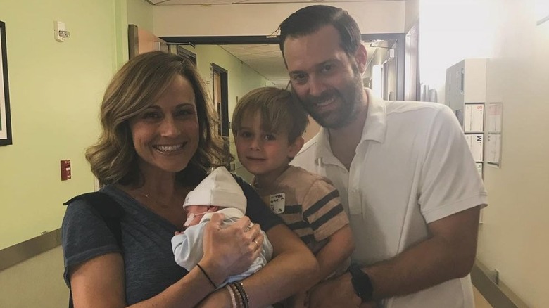 Nikki DeLoach e Ryan Goodell con i loro due figli in ospedale.