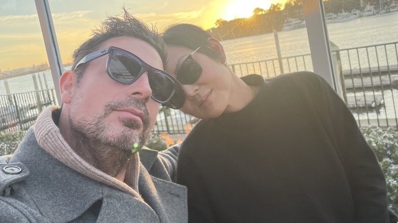 Brennan Elliott e Camilla si fanno un selfie indossando gli occhiali da sole.