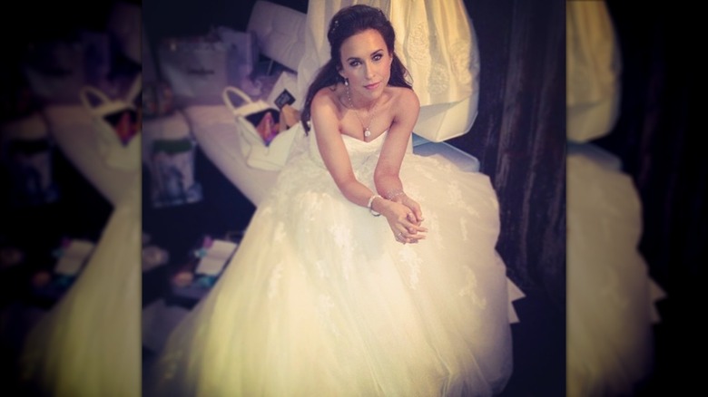 Lacey Chabert siede nel suo abito da sposa.