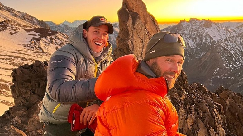 Luke Macfarlane e Hig Roberts durante un'escursione