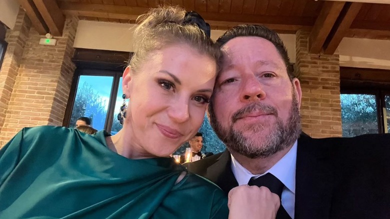 Jodie Sweetin fa un selfie con suo marito.